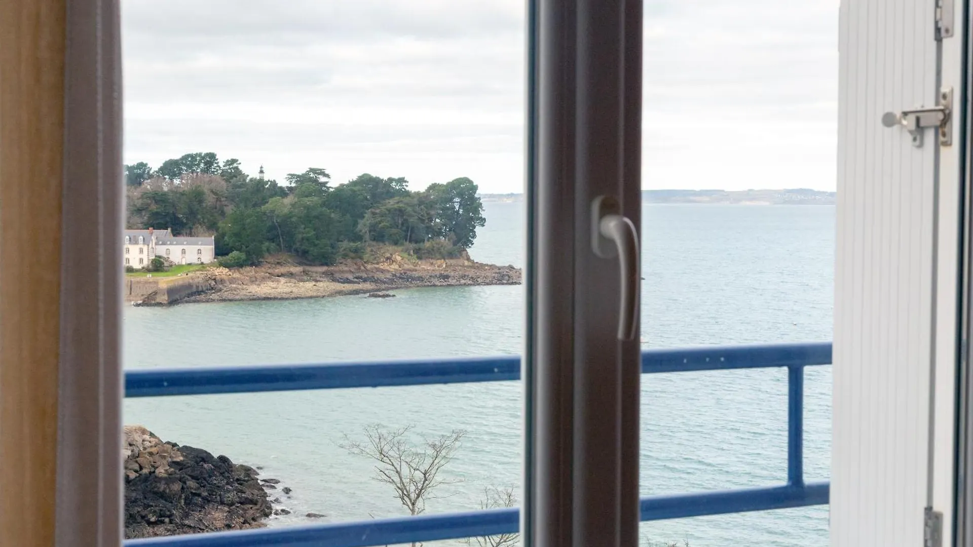 Appartement Face Mer - 50M Plage ドゥアルヌネ アパート